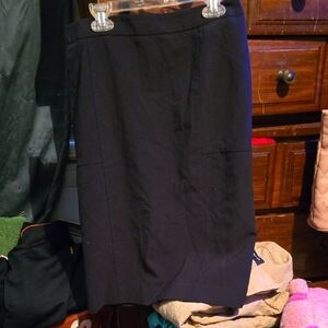 !!. Ladies Size 4 Classic Black Fitted Pencil Skirt